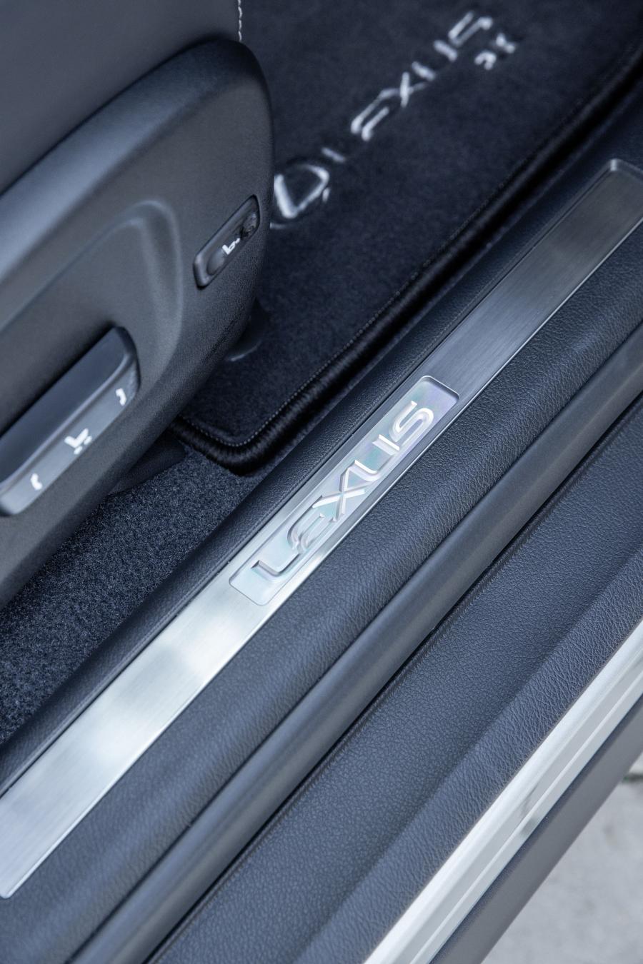 Детали интерьера Lexus RX450hL 2019 года  (UK) (фото 24 из 40)